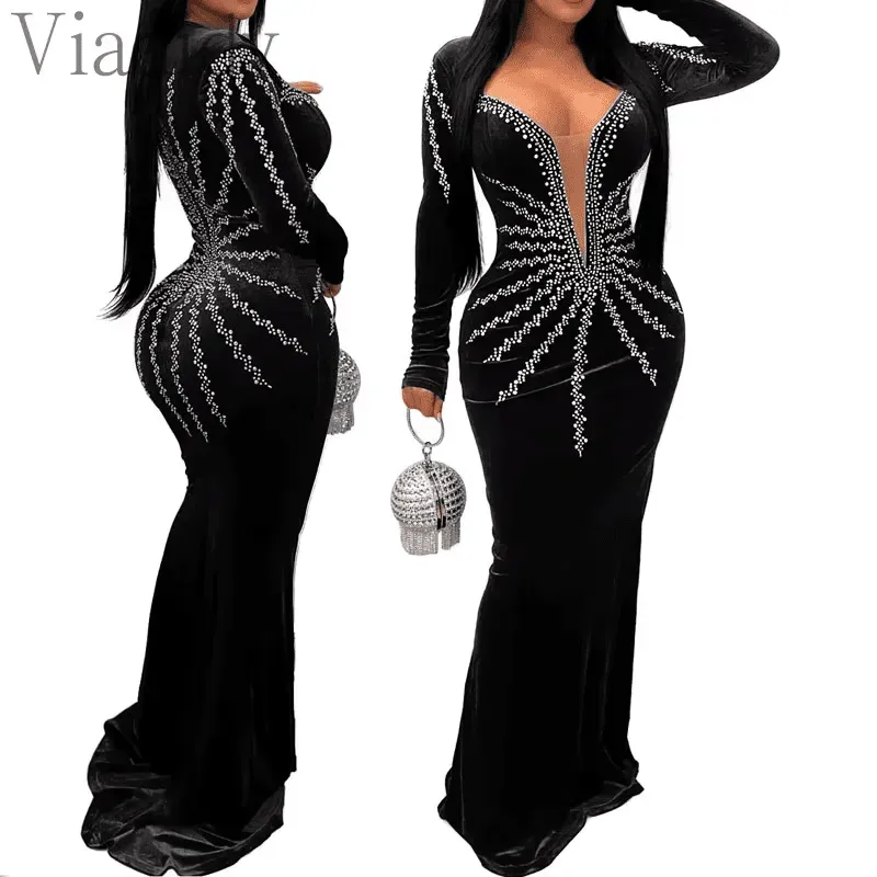 women’s party dress-Back view of a long velvet evening dress with zipper and fitted mermaid train.