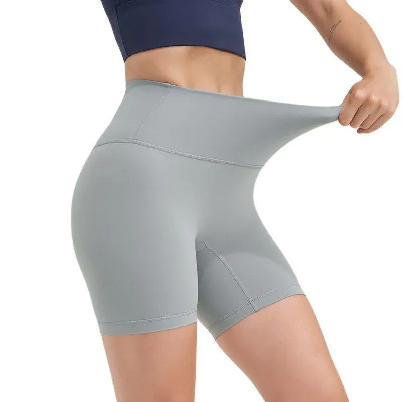 Women’s high-waisted gym shorts in light gray, featuring a sporty and comfortable design for active wear.