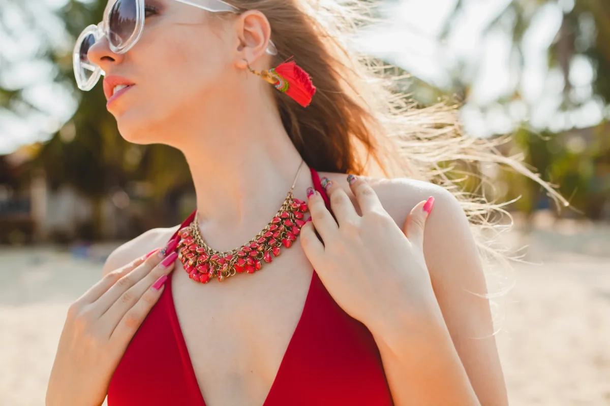 hot woman wore a really nice necklace