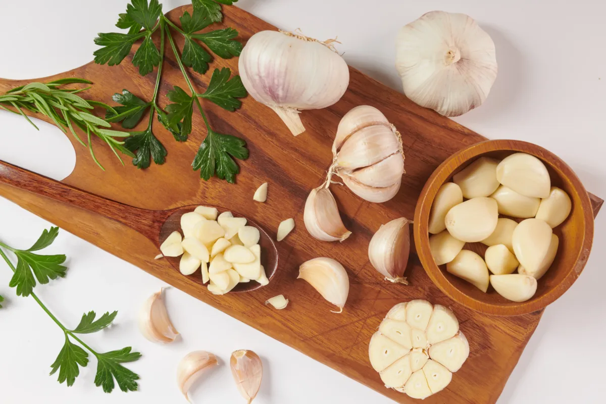 garlic on the board and we use cooking hacks 